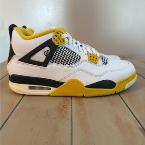 Air Jordan 4 Retro Vivid Sulfur WN Size 12/Men's Size 10.5 NWOB Shoes Only.
